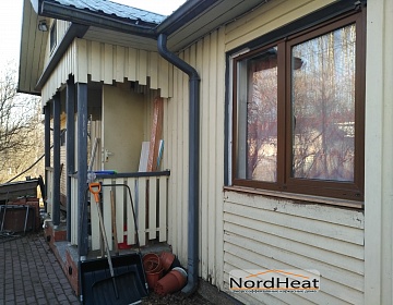 Вид на "американку" т.н. горизонтальную набивку доски в габарите окна на финском каркасном доме
